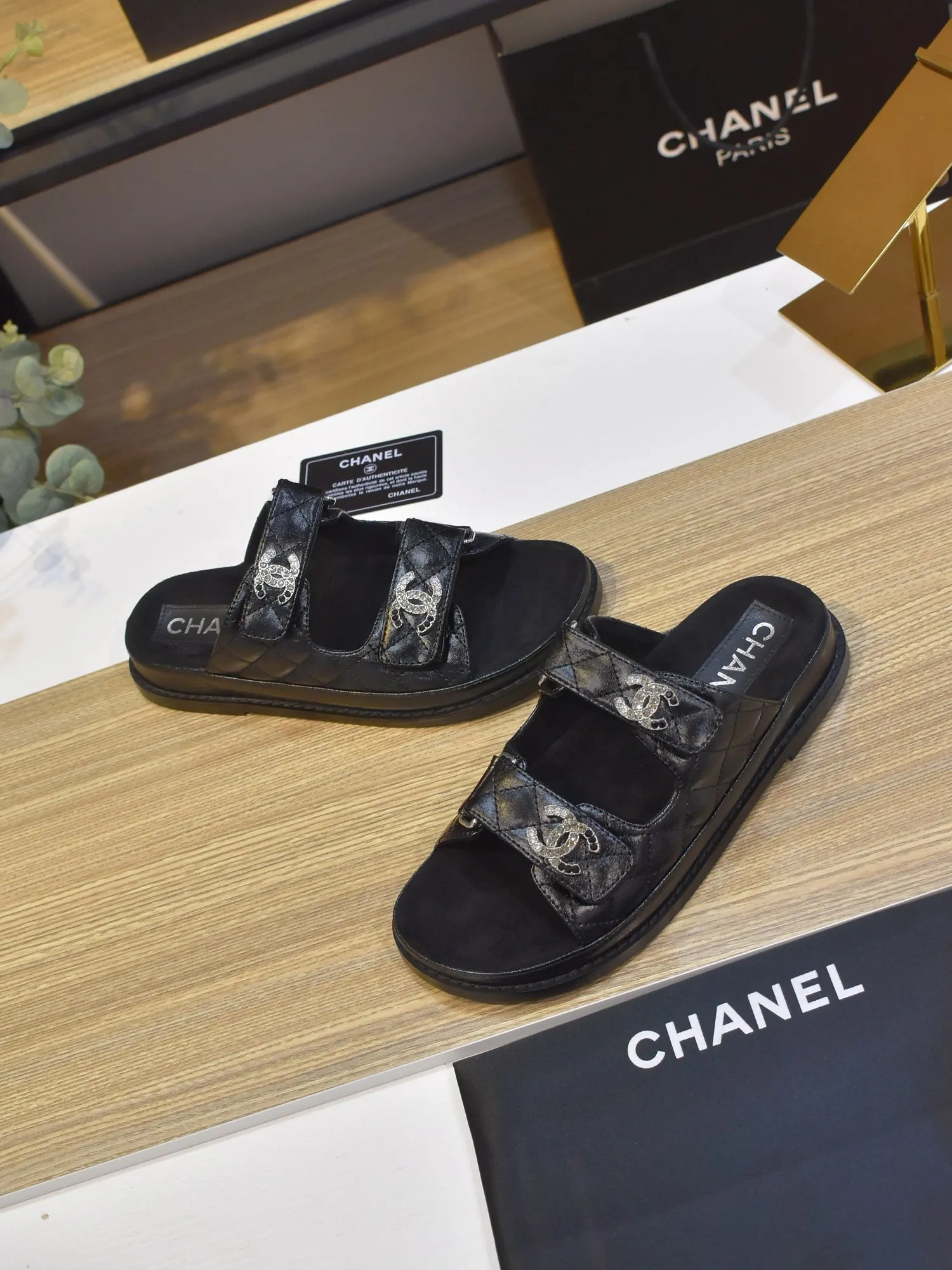 👟👟Ex-factory price 420👟👟 𝑐ℎ𝒶𝓃𝓮𝓁 2025 early spring double pearl latest season new Velcro slippers ————————————❤ European purchasing agent & fragrance grandma’s new fashion latest layout 🔛 Small fragrance sandals that exude lasting charm ~ The original development supports any comparison in the market 🆚The so-called smooth and natural lines To restore the original look, many celebrities have recommended it as one of the must-have items for spring. It is super comfortable on the feet! [Top version] ⚫ Size: 35-41 (41-42 customized, non-returnable)